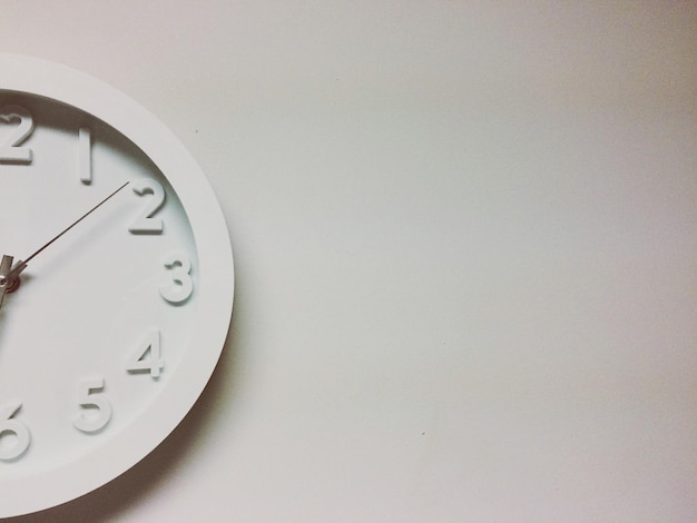 Nahaufnahme der Uhr an der Wand