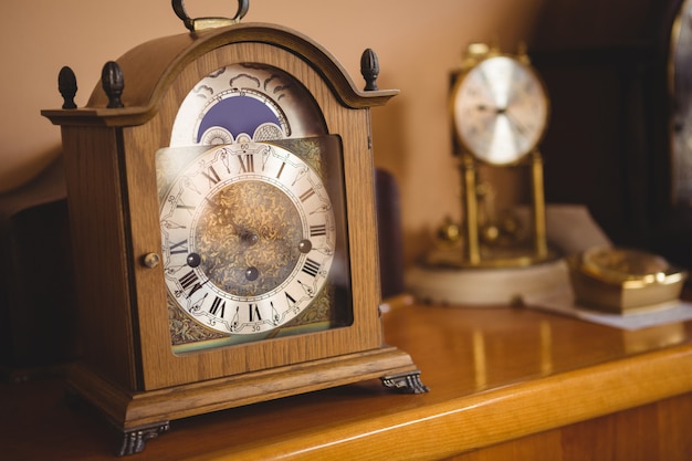 Nahaufnahme der Uhr auf dem Tisch