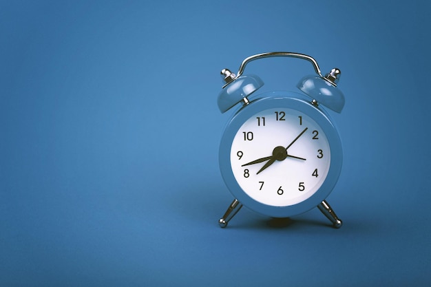Nahaufnahme der Uhr vor blauem Hintergrund