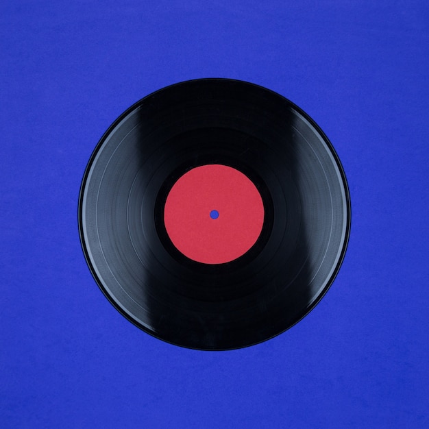 Nahaufnahme der Vinyl-Langspielaufzeichnung mit Beschriftung mit Kopierraum auf blauer Oberfläche