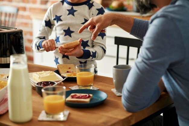 Foto nahaufnahme der vorbereitung des frühstücks zu hause