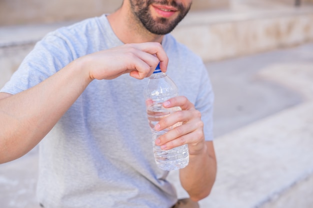 Nahaufnahme der Wasserflasche auf der Straße