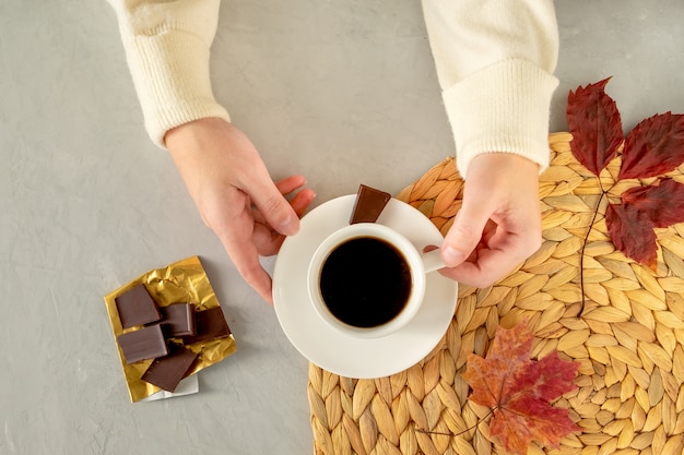 Nahaufnahme der weiblichen Hände halten eine Tasse Kaffee.