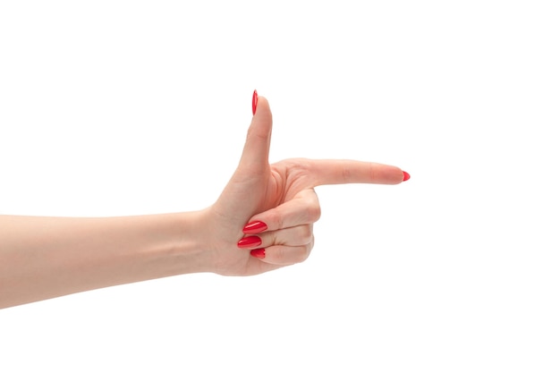 Nahaufnahme der weiblichen Hand mit blasser Haut und roten Nägeln, die zeigen oder berühren
