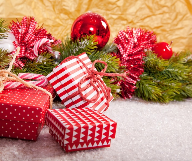 Nahaufnahme der Weihnachtsdekoration auf Schnee