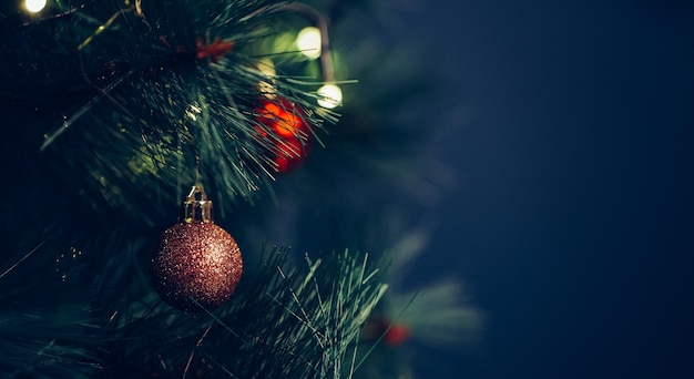 Nahaufnahme der Weihnachtsdekoration, die am Baum hängt
