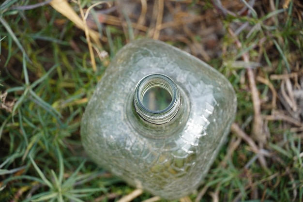 Foto nahaufnahme der weinflasche im park