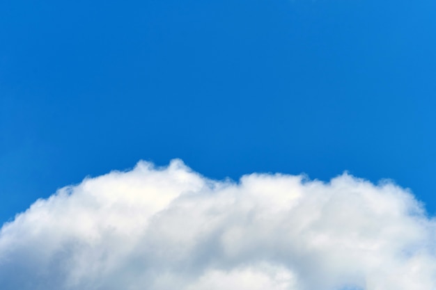 Nahaufnahme der weißen Wolke am Himmel