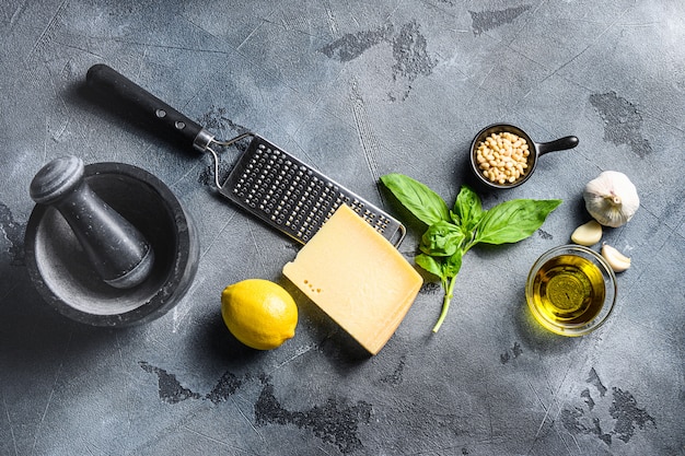 Nahaufnahme der Zutaten für Pesto: Basilikum, Parmesan und Zitrone
