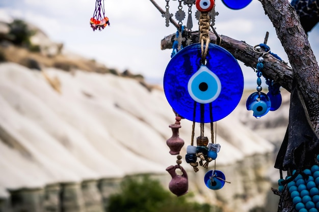 Nahaufnahme des Amuletts des bösen Blicks auf Berghintergrund in Kappadokien, Türkei