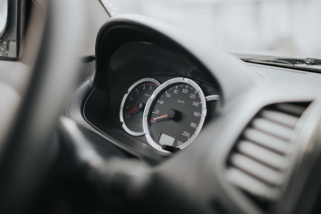 Nahaufnahme des Armaturenbretts des Autos