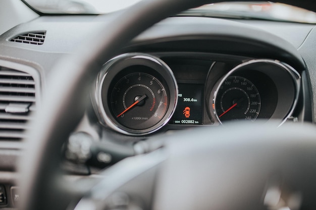 Nahaufnahme des Armaturenbretts eines Autos