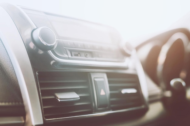 Nahaufnahme des Armaturenbretts im Auto