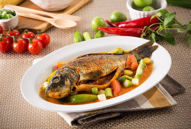 Nahaufnahme des auf dem Teller servierten Fisches