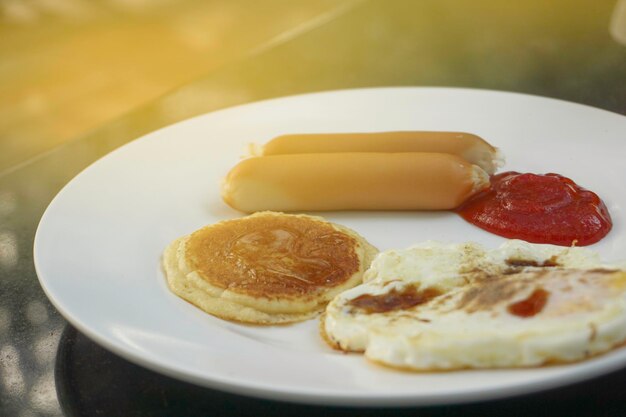 Foto nahaufnahme des auf dem teller servierten frühstücks