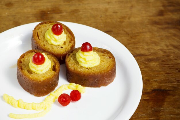 Nahaufnahme des auf dem Tisch servierten Desserts