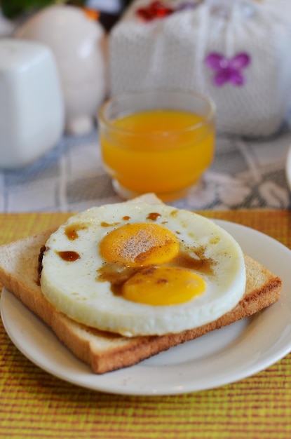 Nahaufnahme des auf dem Tisch servierten Frühstücks