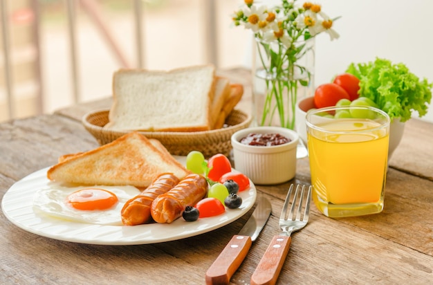 Nahaufnahme des auf dem Tisch servierten Frühstücks