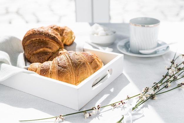 Nahaufnahme des auf dem Tisch servierten Frühstücks