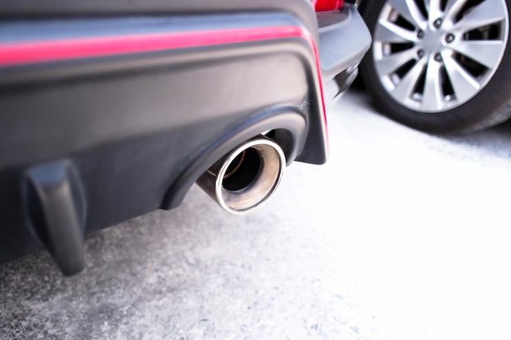 Foto nahaufnahme des auspuffrohrs eines autos auspuffrohre unter der hinteren stoßstange eines autos automobilteilenkonzept