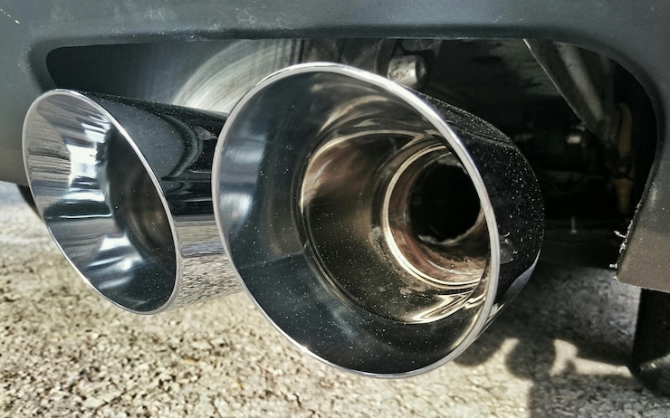 Foto nahaufnahme des auspuffrohrs eines autos