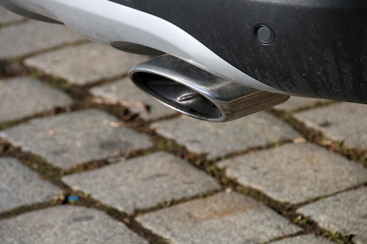 Foto nahaufnahme des auspuffrohrs eines autos