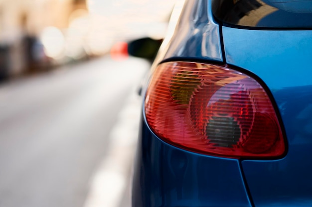 Nahaufnahme des Autorücklichts, selektiver Fokus. Auto auf der Straße, Transportkonzept