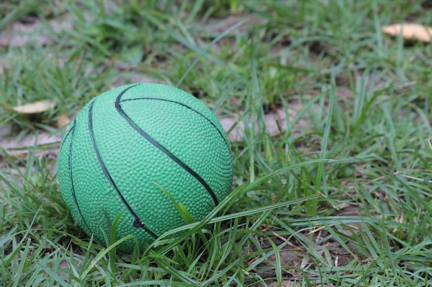 Foto nahaufnahme des balls auf dem gras