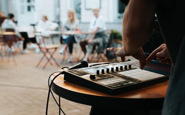 Nahaufnahme des Beatmaker-Musikers, der Drum Machine Street Live-Set spielt Selektiver Fokus auf Controller-Pads