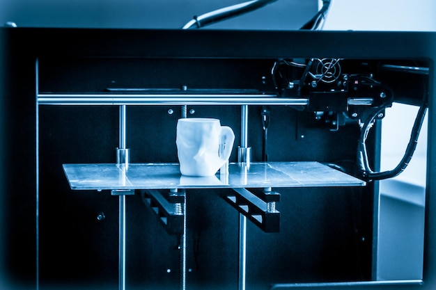 Foto nahaufnahme des bechers auf einem 3d-drucker