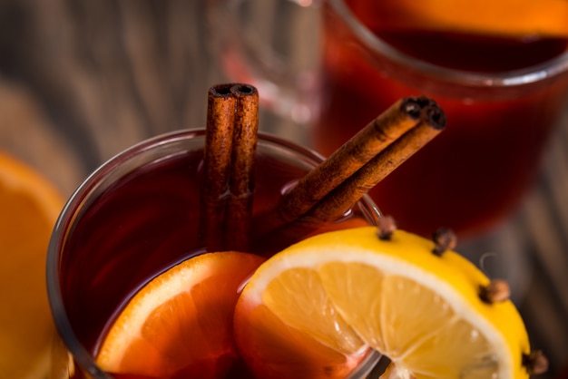 Nahaufnahme des Bechers mit Glühwein und Weihnachten stollen im Hintergrund