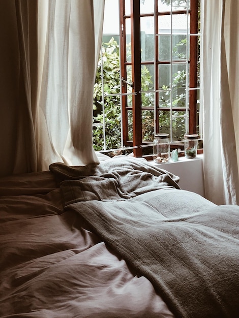 Nahaufnahme des Betts am Fenster zu Hause
