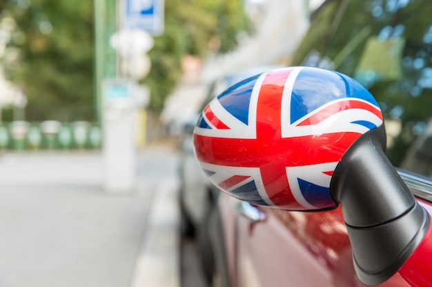 Foto nahaufnahme des britischen flaggenmusters auf dem seitenspiegel eines autos