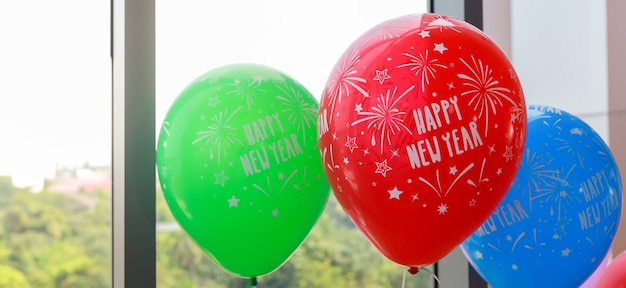 Nahaufnahme des bunten Ballons für Neujahrsparty, das für das Feiern des Deckblattkonzepts verwendet.