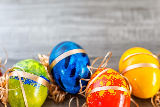 Nahaufnahme des bunten Osterbanners mit Osterei auf Holzhintergrund mit Kopierraum