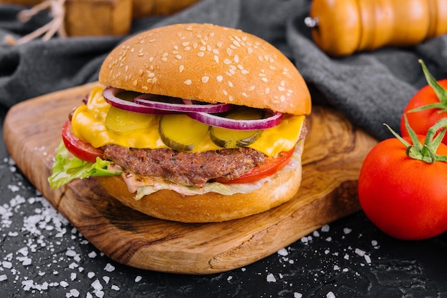 Nahaufnahme des Burgers aus Gemüse und Rindfleisch