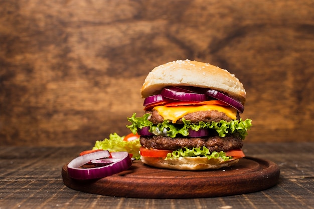 Foto nahaufnahme des burgers mit steinhintergrund