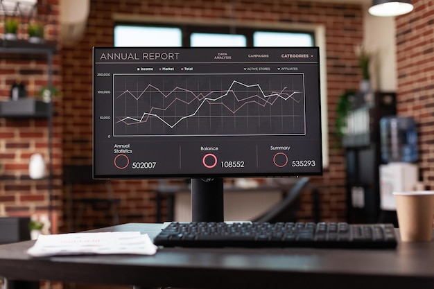 Nahaufnahme des Computers, der die Unternehmenswachstumsanalyse im Büro zeigt. Überwachen Sie den jährlichen Statistiktrend, um die Geschäftsentwicklung im Tarifdiagramm zu verfolgen. Startup-Wirtschaftsforschung am PC.