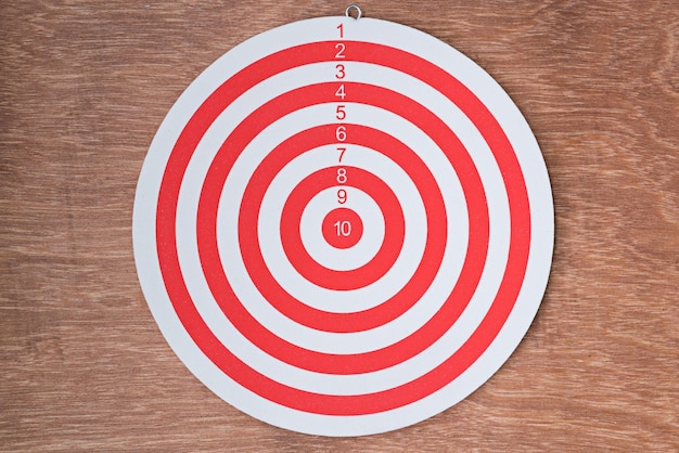 Nahaufnahme des Dartboards auf dem Tisch