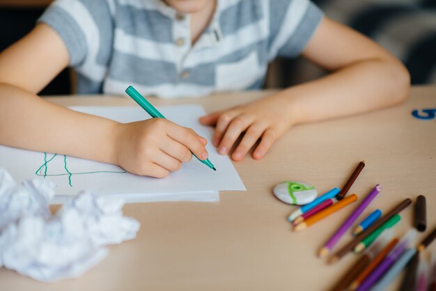 Nahaufnahme des Desktops, auf dem ich meine Hausaufgaben mache, ein Schüler mit seiner Mutter. Studie.