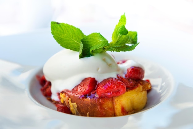 Nahaufnahme des Desserts auf dem Teller