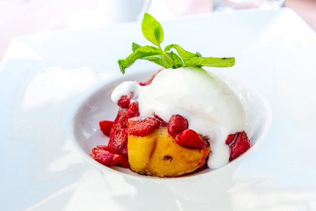 Nahaufnahme des Desserts auf dem Teller