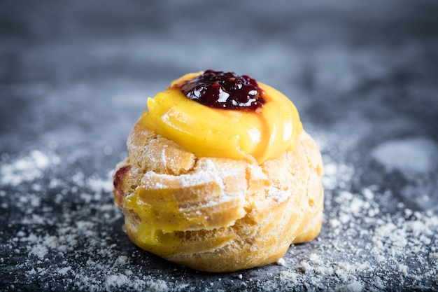 Foto nahaufnahme des desserts auf dem tisch