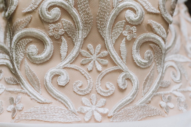 Nahaufnahme des Details auf einem Hochzeitskleid