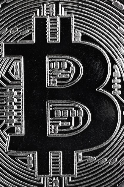 Nahaufnahme des digitalen Vermögenswerts - Bitcoin. Grauer Hintergrund