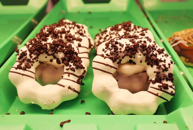 Nahaufnahme des Donuts in der Anzeige am Supermarkt