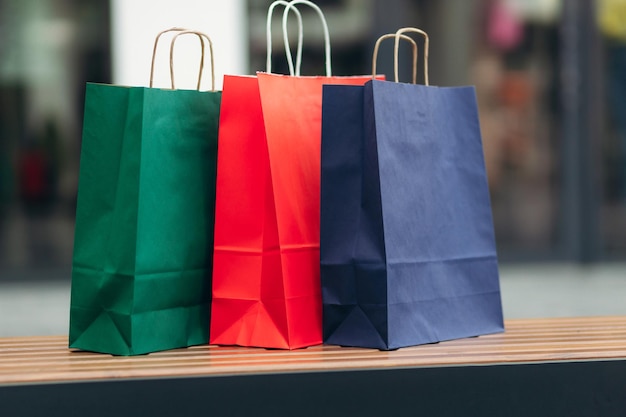 Nahaufnahme des Einkaufskonzepts für bunte Papiereinkaufstüten im Einkaufszentrum
