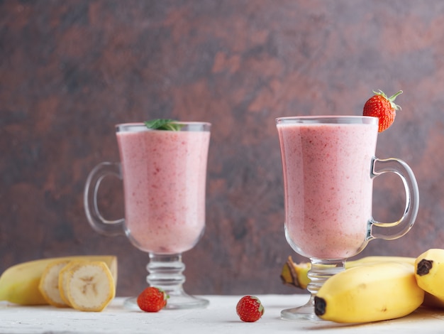 Nahaufnahme des Erdbeermilch-Smoothie