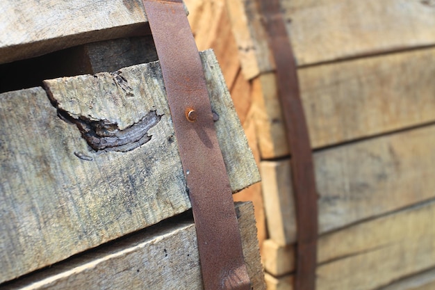 Nahaufnahme des Fasses aus Holzbrett mit rostiger Metallkante