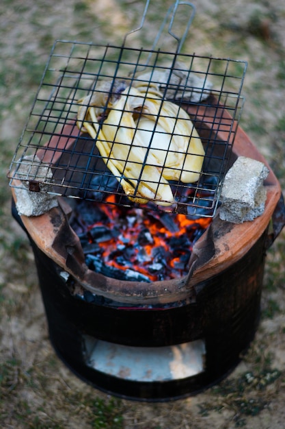 Foto nahaufnahme des feuers auf dem baumstamm